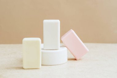 Doğal hammadde bej arkaplanından yapılmış sabun kalıpları. Organik Kozmetik Sağlık Konsepti Doğal Kozmetik