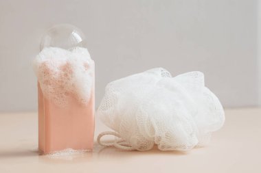 Büyük köpüklü, köpüklü, doğal organik el yapımı sabun. Doğal ürünler kullanma kavramı 