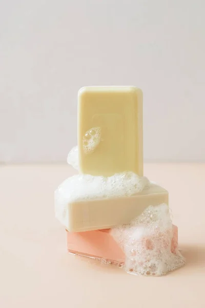 Egy szelet szerves, kézzel készített szappan, nagy habbuborékokkal. Egészség szépség természetes termékek koncepciója. Szerves kozmetikumok. — Stock Fotó