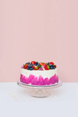 Taze böğürtlen, çilek ve yaban mersiniyle süslenmiş narin bir pasta.