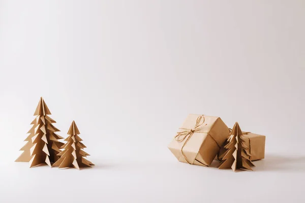 Origami-Baum aus Papier, Geschenke hellen Hintergrund. Festliche Komposition für Weihnachten oder Neujahr — Stockfoto