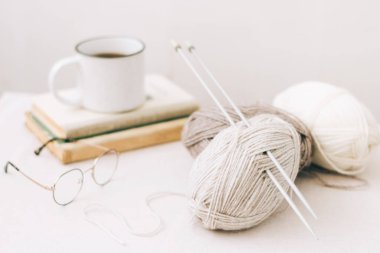 Örgü iplikleri, doğal çevre dostu yünden, yakın plan hafif arka plan. Hobi ev işi.