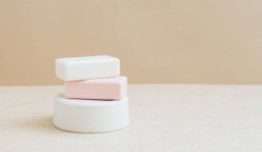 Doğal hammadde bej arkaplanından yapılmış sabun kalıpları. Organik Kozmetik Sağlık Konsepti Doğal Kozmetik