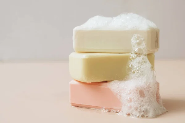 Egy szelet szerves, kézzel készített szappan, nagy habbuborékokkal. Egészség szépség természetes termékek koncepciója. Szerves kozmetikumok. — Stock Fotó