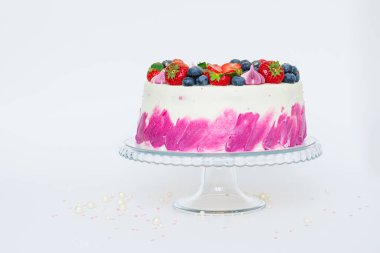 Çilek arkaplanıyla süslenmiş narin bir pasta. Böğürtlenli tatlı