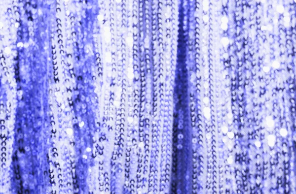 Fondo texturizado tejido brillante con lentejuelas lurex y color de moda muy peri, destellos. Enfoque selectivo suave, borroso Burla de artículos promocionales en 2022 colores —  Fotos de Stock