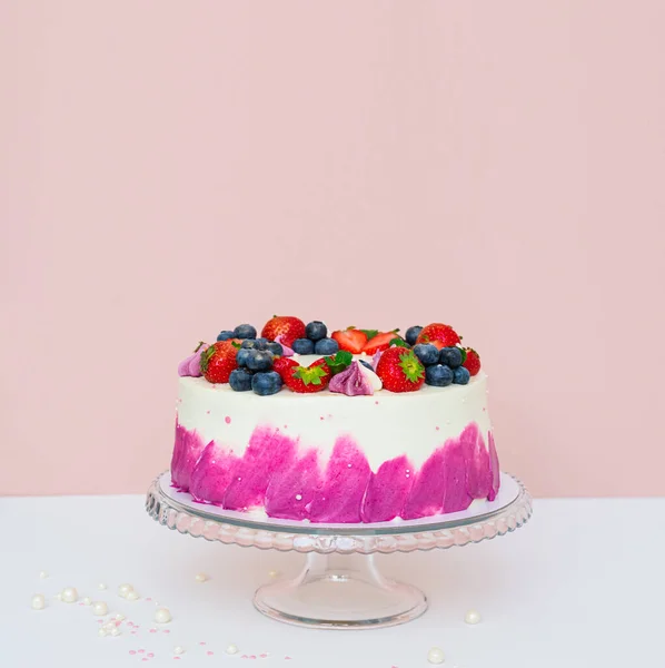 Zarte Torte mit frischen Beeren, Erdbeeren und Blaubeeren vor hellem Hintergrund lizenzfreie Stockfotos