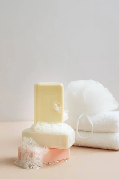 Természetes organikus kézzel készített szappan nagy buborékok hab mosórongy pasztell háttér. A természetes termékek használatának fogalma — Stock Fotó