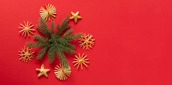 Flauschige Zweige von Tannenbaum-Weihnachtsspielzeug aus Naturmaterialien aus Stroh, roter Hintergrund. Konzept Weihnachten Neujahr. — Stockfoto