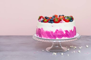 Taze böğürtlen, çilek ve yaban mersiniyle süslenmiş narin bir pasta.