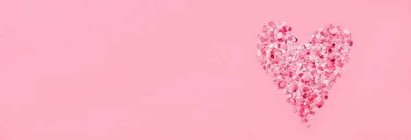 Símbolo de coração de amor feito de lantejoulas lantejoulas em um fundo rosa. Conceito do Dia dos Namorados em 14 de fevereiro. — Fotografia de Stock