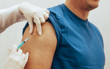 Doktor aşısı. Adam. Yakın plan seçici yumuşak odaklanma. Dünya aşılama kavramı