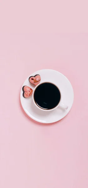 Chocolate doces corações copo de café fundo rosa. Espaço de cópia de layout plano. Conceito de férias 14 de fevereiro Dia dos Namorados — Fotografia de Stock