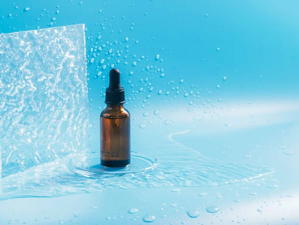青い背景にピペット、化粧品、スプラッシュや水の滴を持つボトル ロイヤリティフリーのストック画像