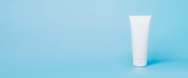 Tüpte kozmetik ürünler, mavi kapta beyaz kaplar. Şampuan, el kremi, diş macunu beyaz ambalaj.