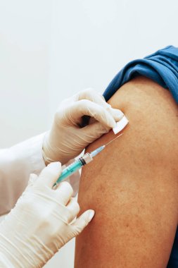 Doktor aşısı. Adam. Yakın plan seçici yumuşak odaklanma. Dünya Aşı Konsepti COVID 19