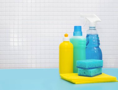 Temizlik seti, deterjan, temizlik aksesuarları, fayanslı mavi arka plan. Bahar düzenli temizliği kavramı