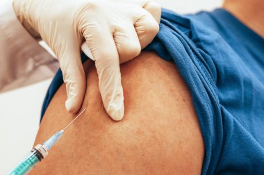 Doktor aşısı. Adam. Yakın plan seçici yumuşak odaklanma. Dünya Aşı Konsepti COVID 19