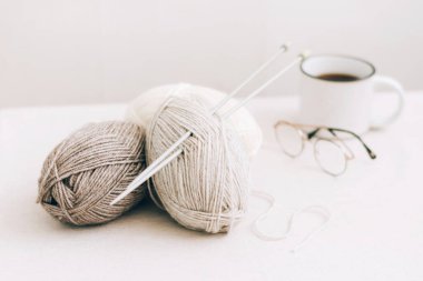 Örgü iplikleri, doğal çevre dostu yünden, yakın plan hafif arka plan. Hobi ev işi.