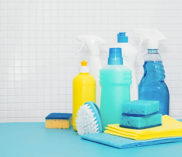 Reinigungs- und Reinigungsmittelset, Reinigungszubehör, blauer Hintergrund mit Fliesen. Konzept Frühjahrsputz lizenzfreie Stockfotos