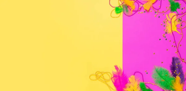 Mardi Gras祭りのためのカーニバルマスク色の羽伝統的なスパンコールビーズ紫色の背景 — ストック写真