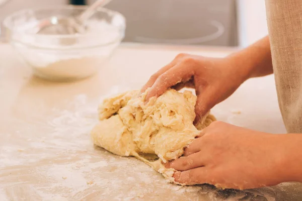 Руки молодой девушки смешивают тесто для выпечки на кухонном столе. Ежедневные домашние работы на кухне. — стоковое фото