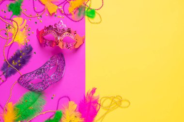 Karnaval maskesi renkli tüyler Mardi Gras festivali için geleneksel pullu boncuklar mor arka plan