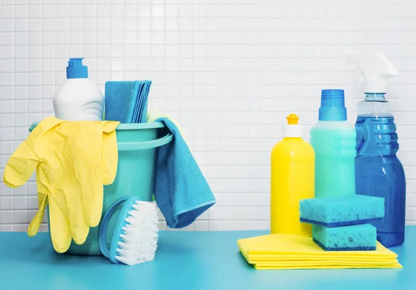 Reinigungs- und Reinigungsmittelset, Reinigungszubehör, blauer Hintergrund mit Fliesen. Konzept Frühjahrsputz lizenzfreie Stockfotos