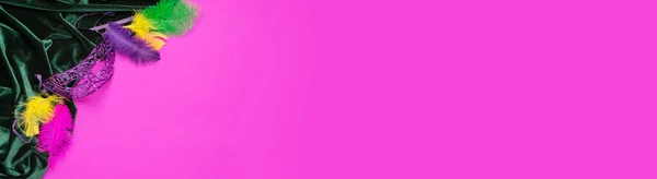 Карнавальна маска Кольорові пір'я Традиційні сицинові намистинки для фестивалю Mardi Gras фіолетовий фон — стокове фото