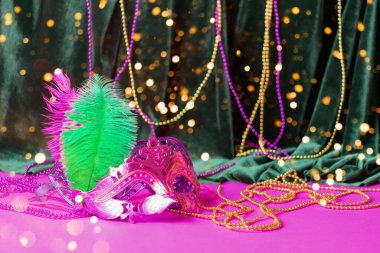 Mardi Gras festivali için festival maskesi, yeşil kadife perde mor arka plan