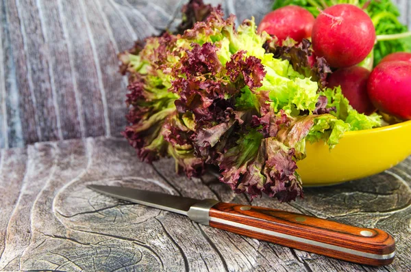 Ensalada con verduras y cuchillo —  Fotos de Stock