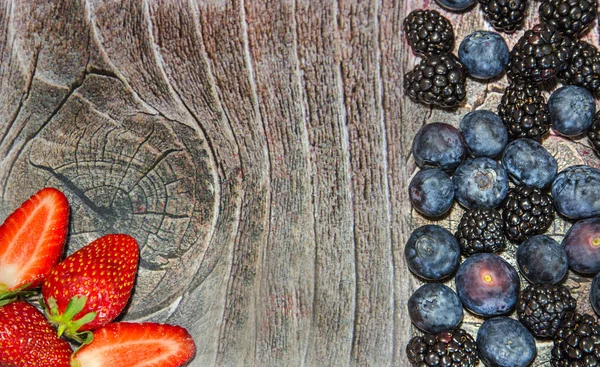 Erdbeeren in Scheiben geschnitten mit Heidelbeeren und Brombeeren — Stockfoto