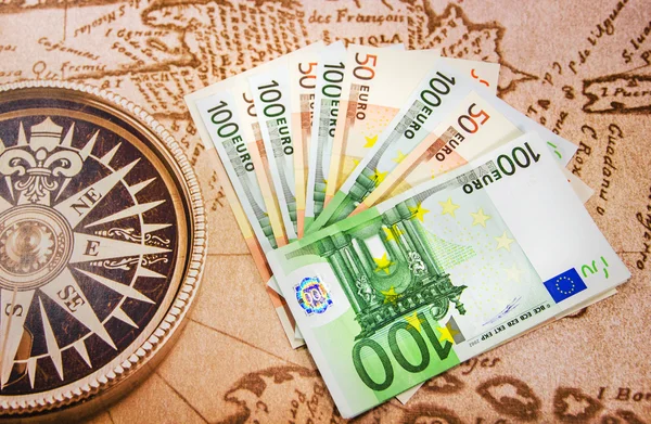 Lote de billetes en euros en el mapa — Foto de Stock