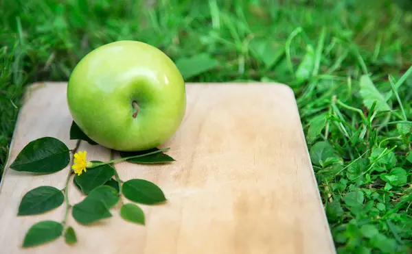 Mela verde su legno — Foto Stock