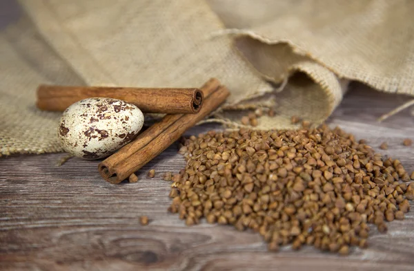 Vaktelägg med bovete och kanelstänger — Stockfoto