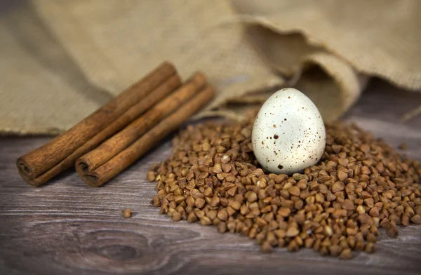 Buğday ve tarçın ile Bıldırcın yumurta — Stok fotoğraf