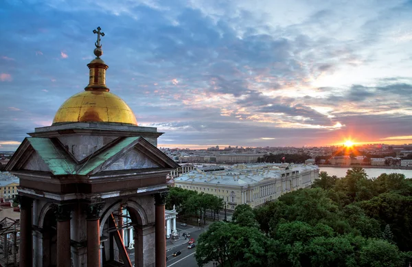 Günbatımı üzerinde Isaac's cathedral — Stok fotoğraf