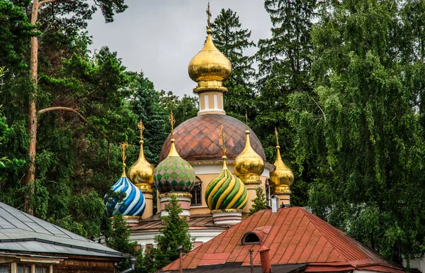 Православная церковь в лесу — стоковое фото