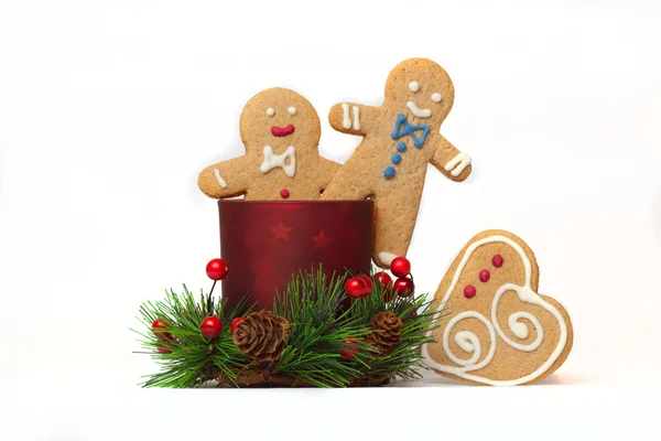 Gingerbread homens isolados com vela de Natal — Fotografia de Stock