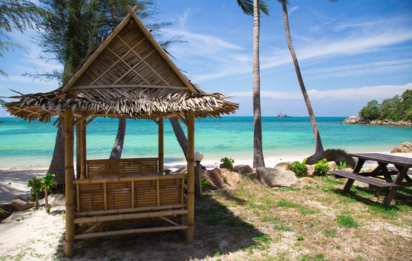 Μοναχικό μπανγκαλόου στην παραλία — Φωτογραφία Αρχείου