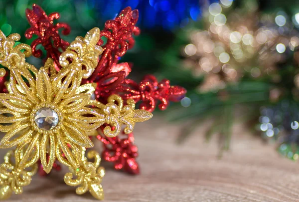 Gold und rote Schneeflocken an Weihnachten — Stockfoto