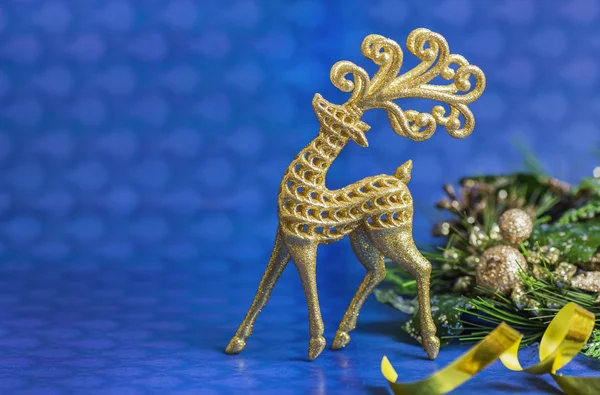 Weihnachtsmann Hirsch auf blauem Hintergrund — Stockfoto