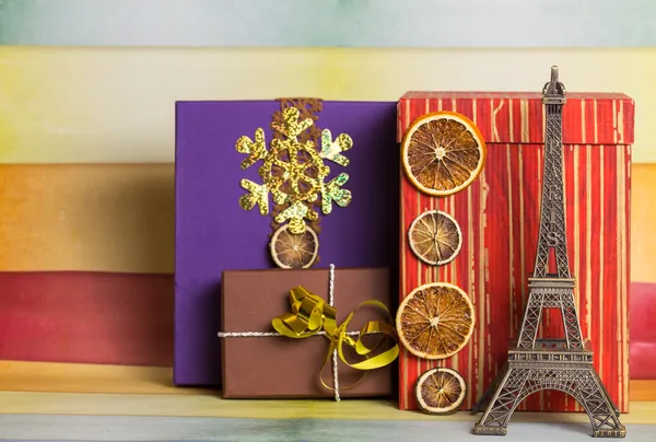 Decoración de regalos de Navidad con Torre Eiffel Imagen de archivo