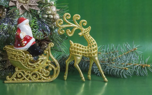 Veado Papai Noel com o trenó em verde Imagem De Stock