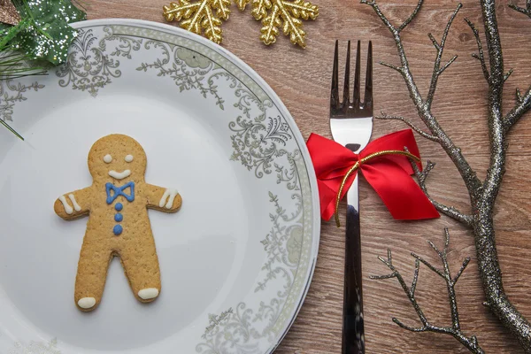 Homem de gengibre no prato para o Natal — Fotografia de Stock