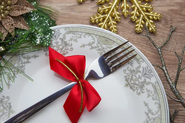 Neujahrsgeschenke und Teller als Tischdekoration lizenzfreie Stockbilder