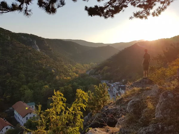 Joven Excursionista Masculino Deportivo Está Mirando Puesta Sol Las Montañas — Foto de Stock