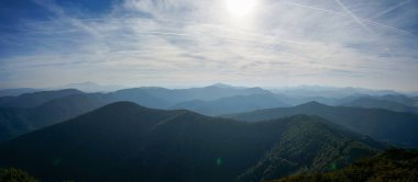 Muhteşem manzara manzarası: Aşağı Avusturya 'daki Yeşil Orman ve Tepeler. Hocheck dağından görünüm.