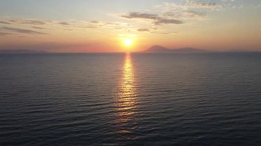 Yunanistan 'da güzel bir gün batımı. Gün batımına doğru uçuyor. Kefalonia adasına bakın