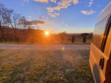 Karavanda gün batımı manzarası. Doğada güzel bir yer. Özgürlük kavramı - dijital göçebe hayatı.